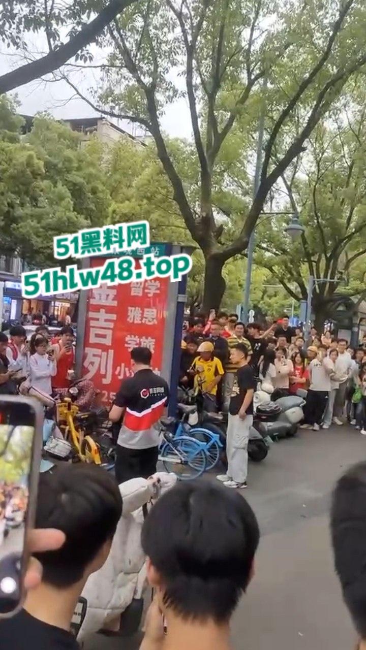 湖南纯爱小伙应声倒地！小伙为爱奔赴湖南打工，为爱工资全款上交却被女友戴绿帽。