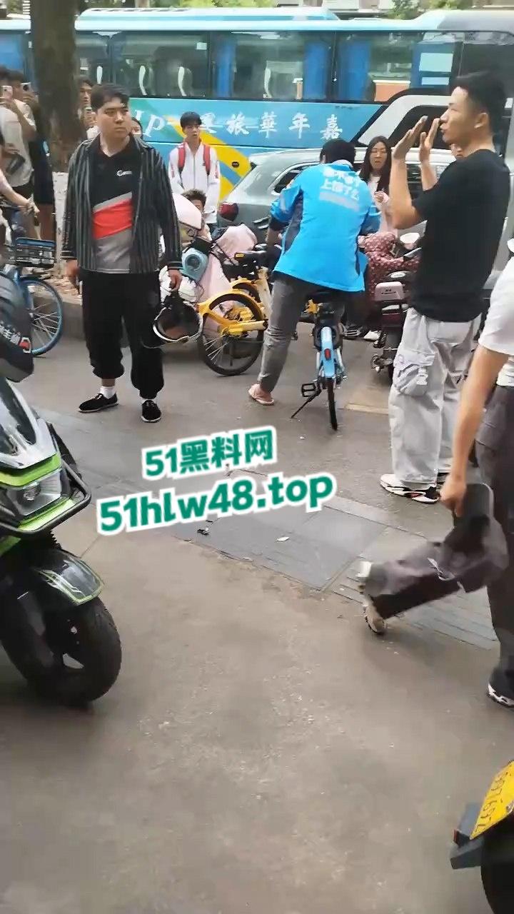 湖南纯爱小伙应声倒地！小伙为爱奔赴湖南打工，为爱工资全款上交却被女友戴绿帽。