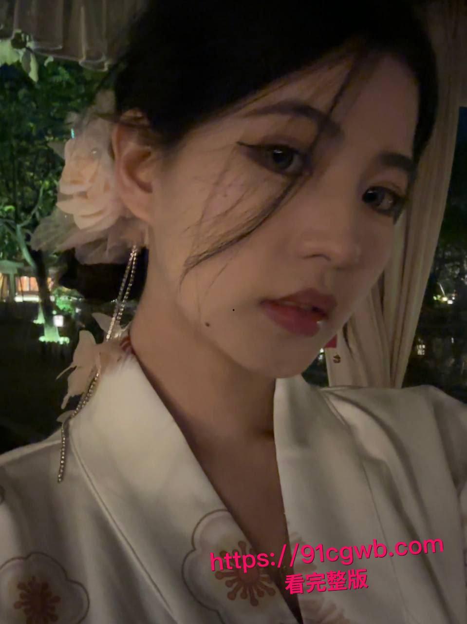 高颜值美女和男友酒店开房视频流出：高冷脸却主动口交男友大鸡巴，背身骑乘屁眼插上狗尾巴反差拉满