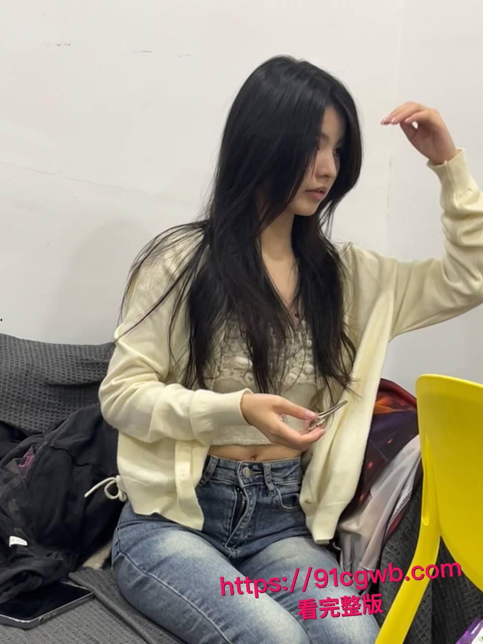 高颜值美女和男友酒店开房视频流出：高冷脸却主动口交男友大鸡巴，背身骑乘屁眼插上狗尾巴反差拉满