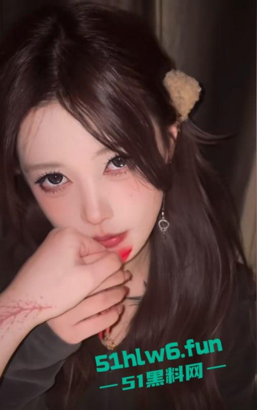 芜湖鸠江区YJ理发店女主被曝，疑似抖音美女博主【鱼鱼骨】未拉窗帘给榜一大哥的私拍流出！