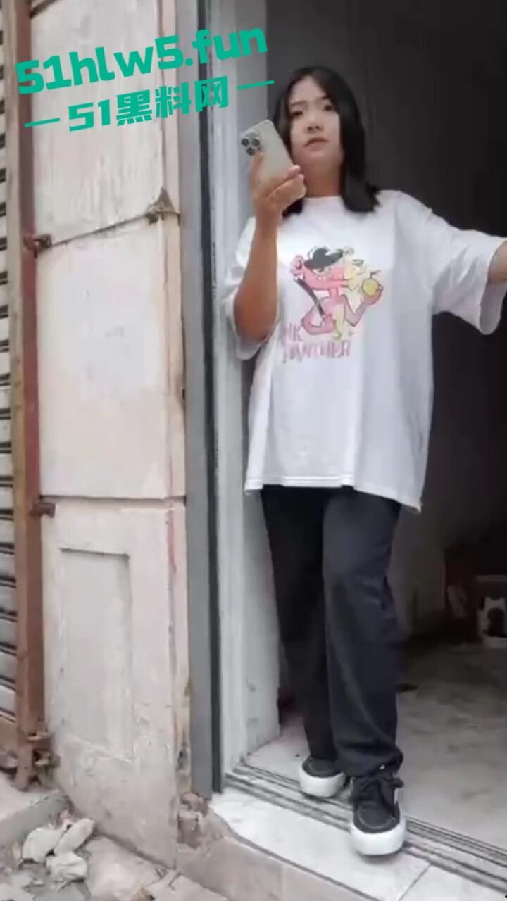 东莞又开始玩活了，偷拍小巷站街女骚妇少女应有尽有，消息称150起步就能操已帮瓜友们踩好点。