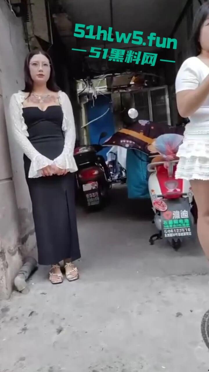 东莞又开始玩活了，偷拍小巷站街女骚妇少女应有尽有，消息称150起步就能操已帮瓜友们踩好点。