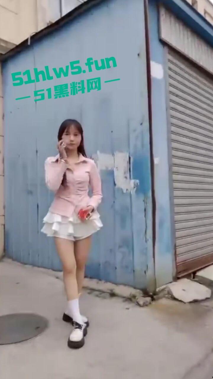 东莞又开始玩活了,偷拍小巷站街女骚妇少女应有尽有,消息称150起步就能操已帮瓜友们踩好点。-10