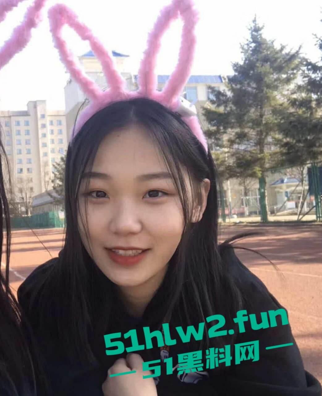 河南职高学生妹【赵娅婷】极品身材性感嫩妹，皮肤白皙巨乳翘臀自慰嫩穴勾引金主被男友曝光。