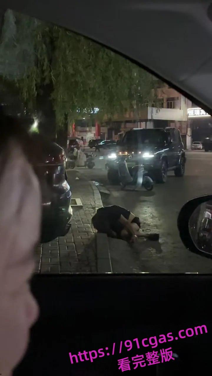 老头酒吧捡尸全身抚摸！群众：内裤都扒没了