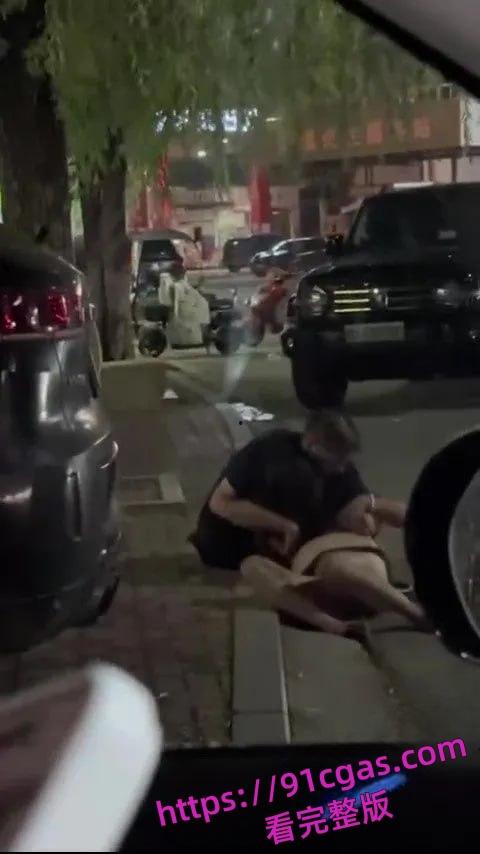 老头酒吧捡尸全身抚摸！群众：内裤都扒没了