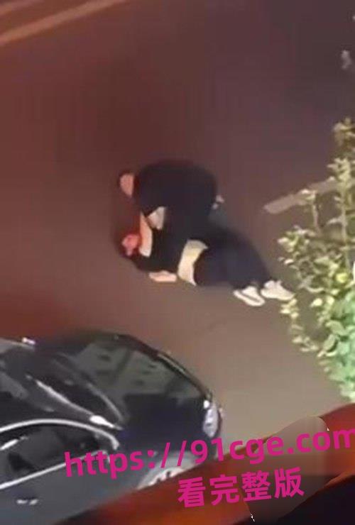 新疆乌鲁木齐市西北路清真寺附近发生了一起令人震惊的暴力事件。