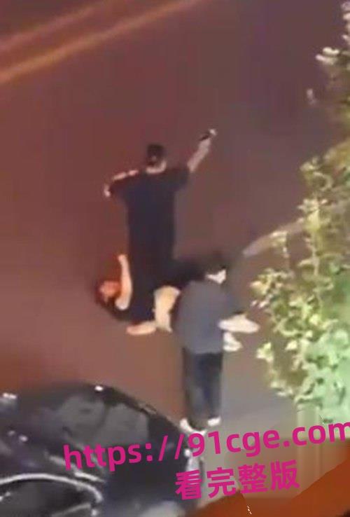 新疆乌鲁木齐市西北路清真寺附近发生了一起令人震惊的暴力事件。