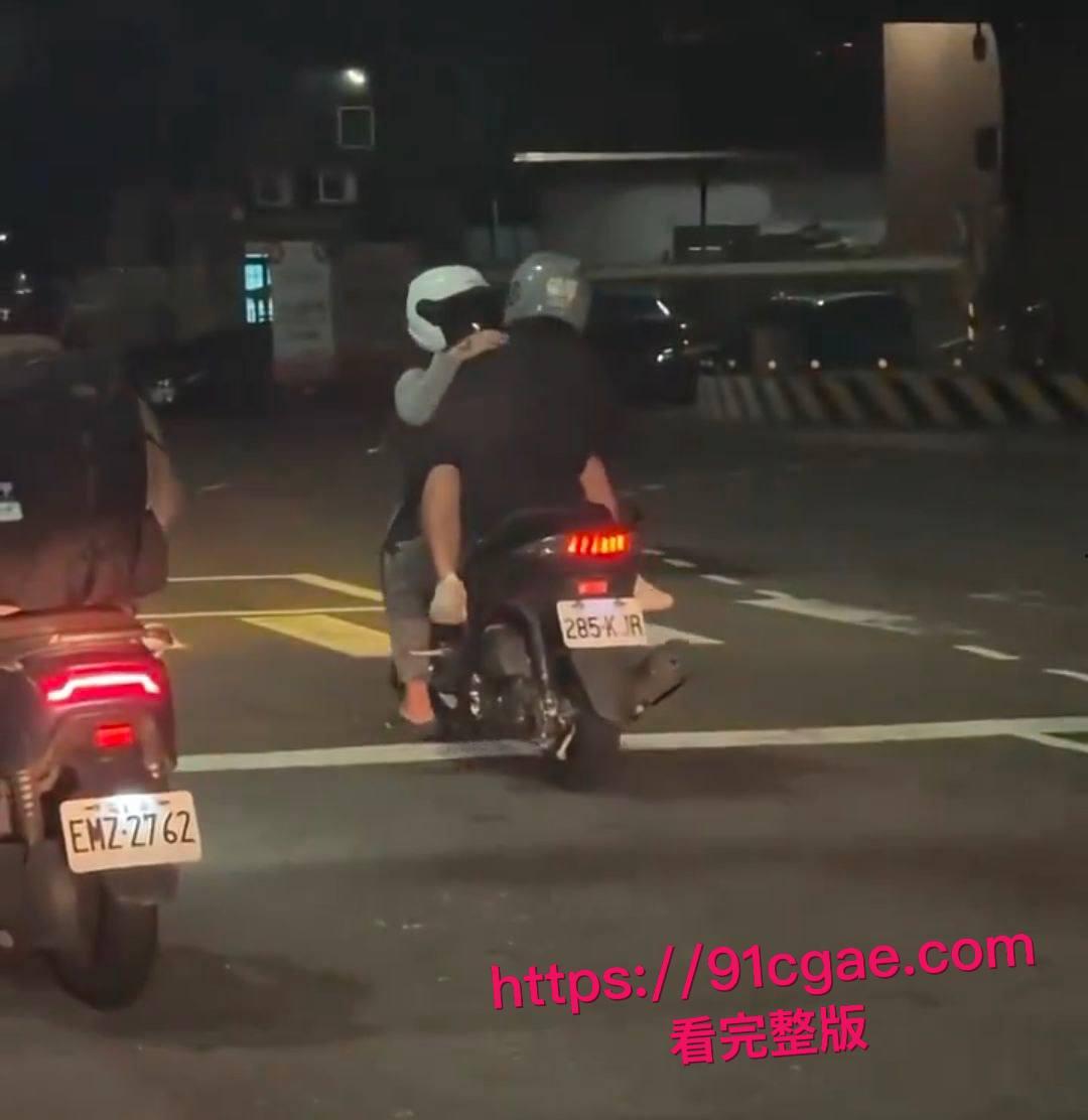 街头激情上演摩托便当大战 女子反坐飙车臀部猛顶男骑士鸡巴 全过程偷拍视频疯传