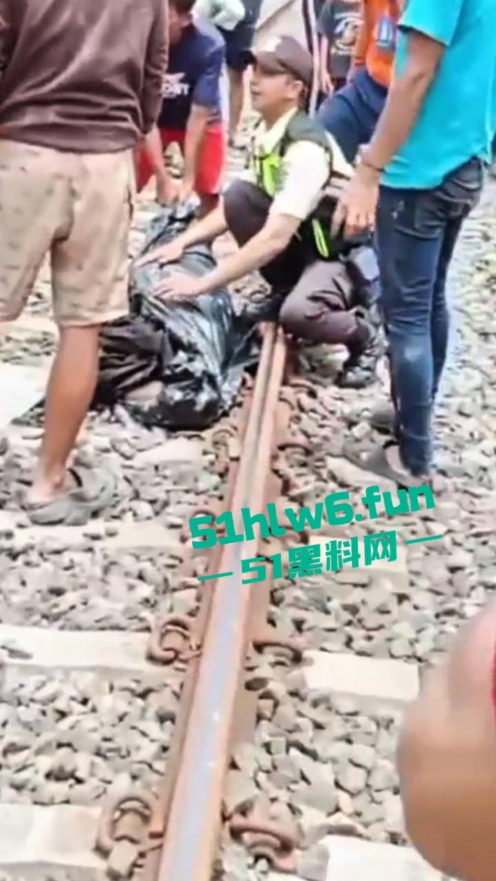 印度三哥作死现场，打横市男子一边玩游戏一边过火车道，结果遭遇货车碾压拖行100多米当场死亡。