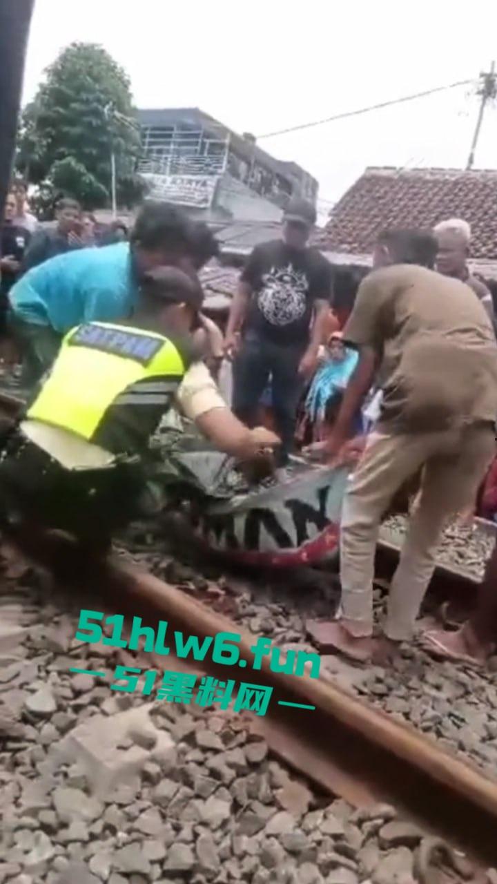 印度三哥作死现场，打横市男子一边玩游戏一边过火车道，结果遭遇货车碾压拖行100多米当场死亡。