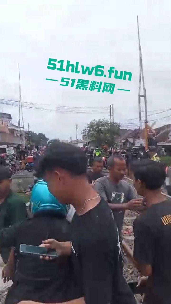 印度三哥作死现场，打横市男子一边玩游戏一边过火车道，结果遭遇货车碾压拖行100多米当场死亡。