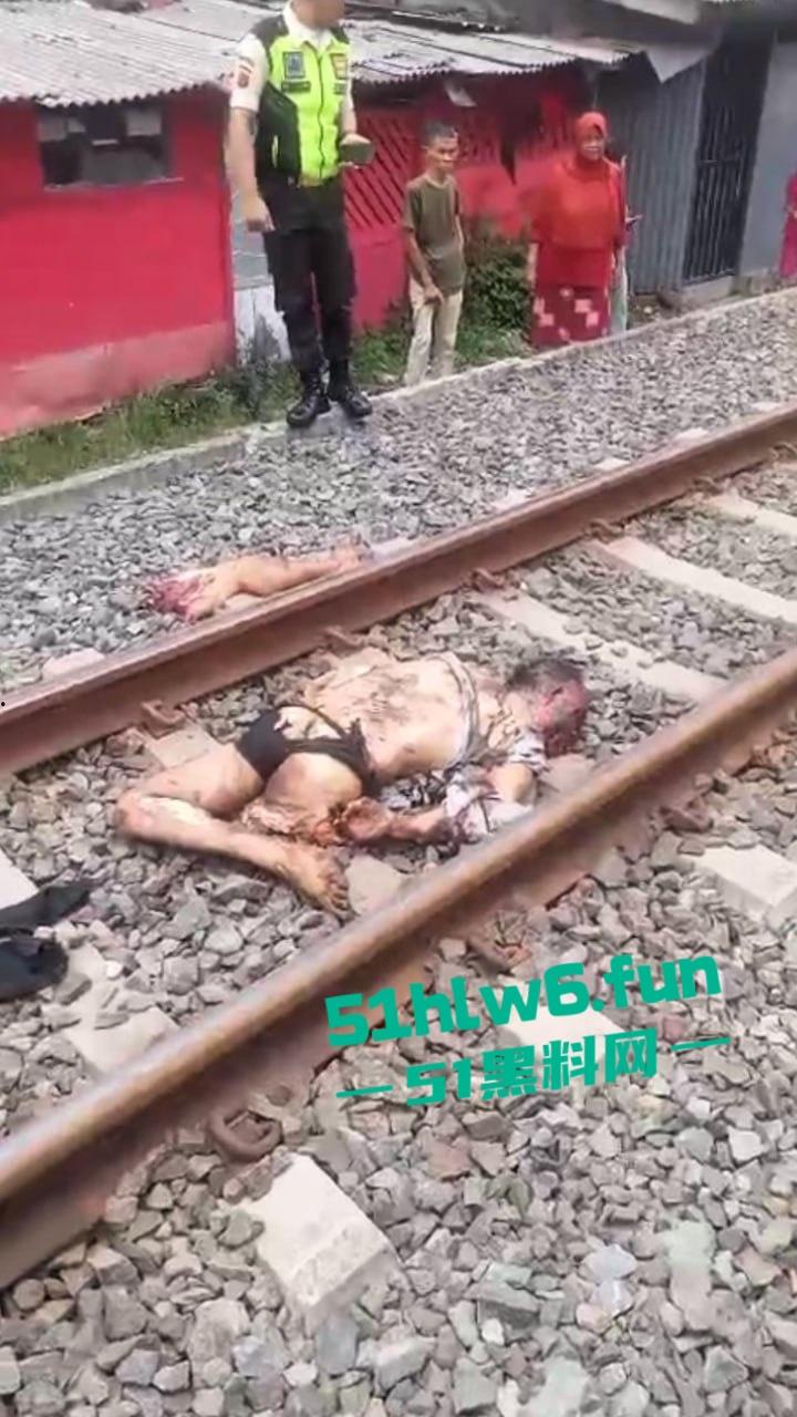 印度三哥作死现场,打横市男子一边玩游戏一边过火车道,结果遭遇货车碾压拖行100多米当场死亡。-5