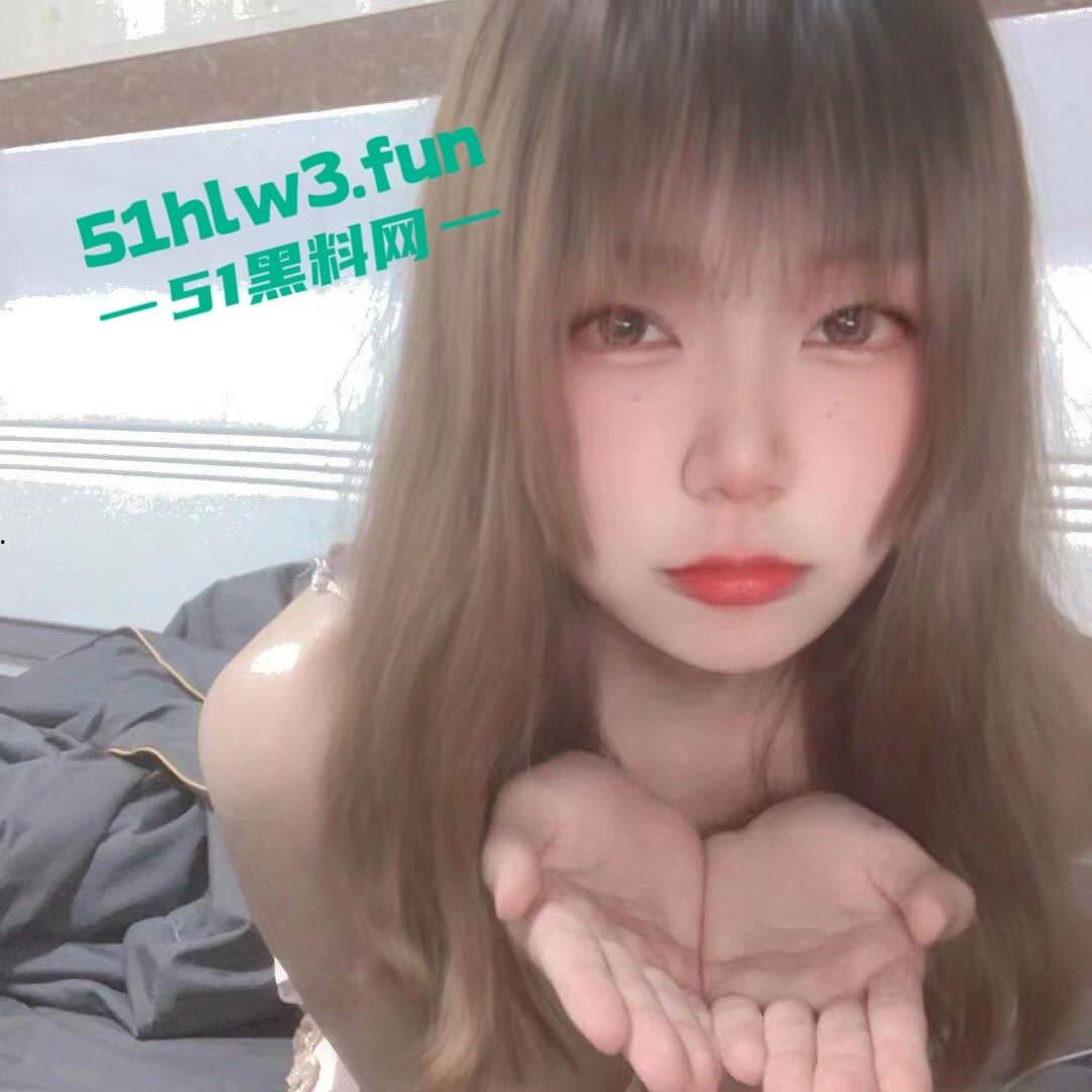 超反差嫩妹母狗，颜值甜美的学生妹身材高挑性感诱人，私下性瘾超强到处约炮渴望被大鸡巴爆操。