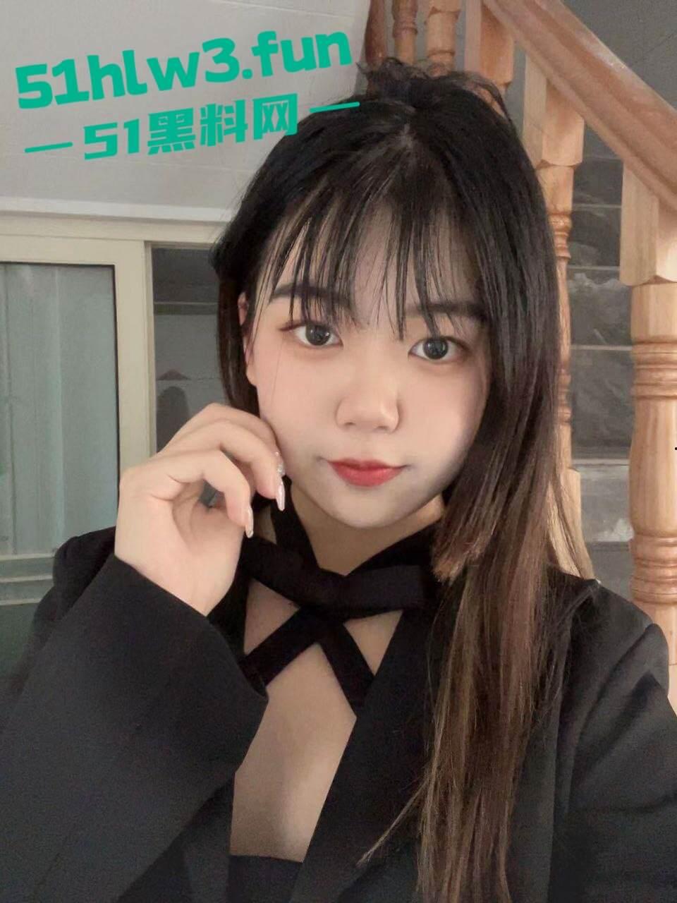 超反差嫩妹母狗，颜值甜美的学生妹身材高挑性感诱人，私下性瘾超强到处约炮渴望被大鸡巴爆操。