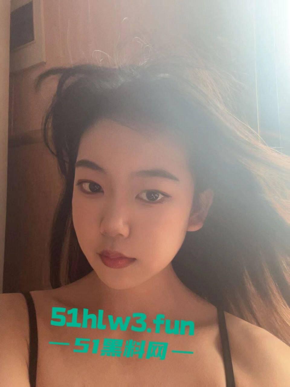 超反差嫩妹母狗，颜值甜美的学生妹身材高挑性感诱人，私下性瘾超强到处约炮渴望被大鸡巴爆操。