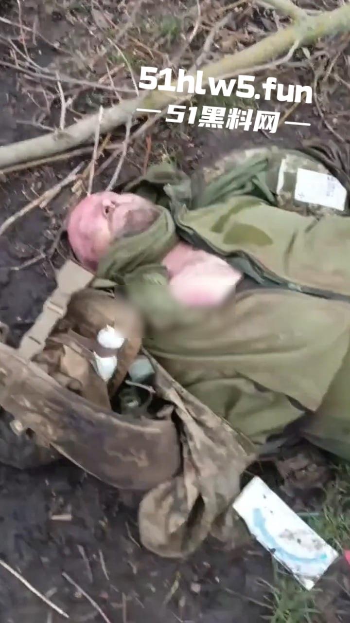 【血腥恐怖】俄乌战场战后清扫，到处都是早已腐烂的士兵尸体，现场视频画面流出。