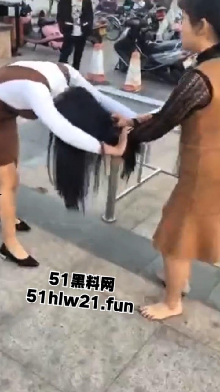 广西少妇爆锤小三现场，死命抓住小三头发脚踢，小三身材的确比原配更丰韵难怪老公会出轨呢。