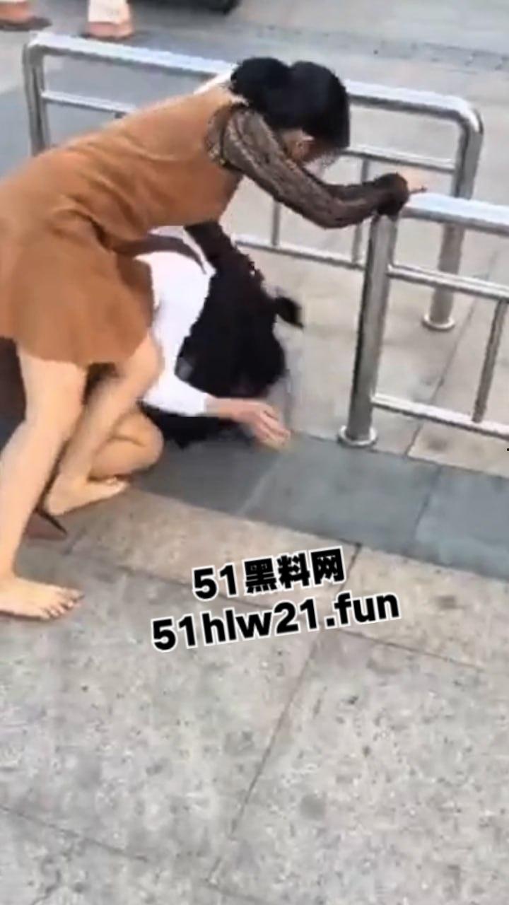 广西少妇爆锤小三现场，死命抓住小三头发脚踢，小三身材的确比原配更丰韵难怪老公会出轨呢。