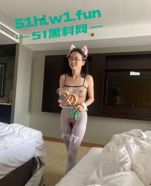 已婚老板带眼镜秘书出差，酒店运动操到天亮，工作和爽两不误，大战一夜工作和操逼同步进行！