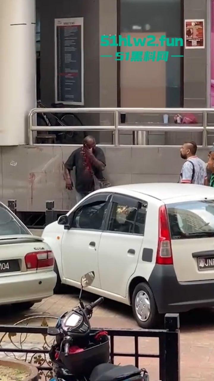 马来西亚男子酗酒吸毒恶魔buff叠满，致精神紊乱当街砍人，刺激的现场视频流出。