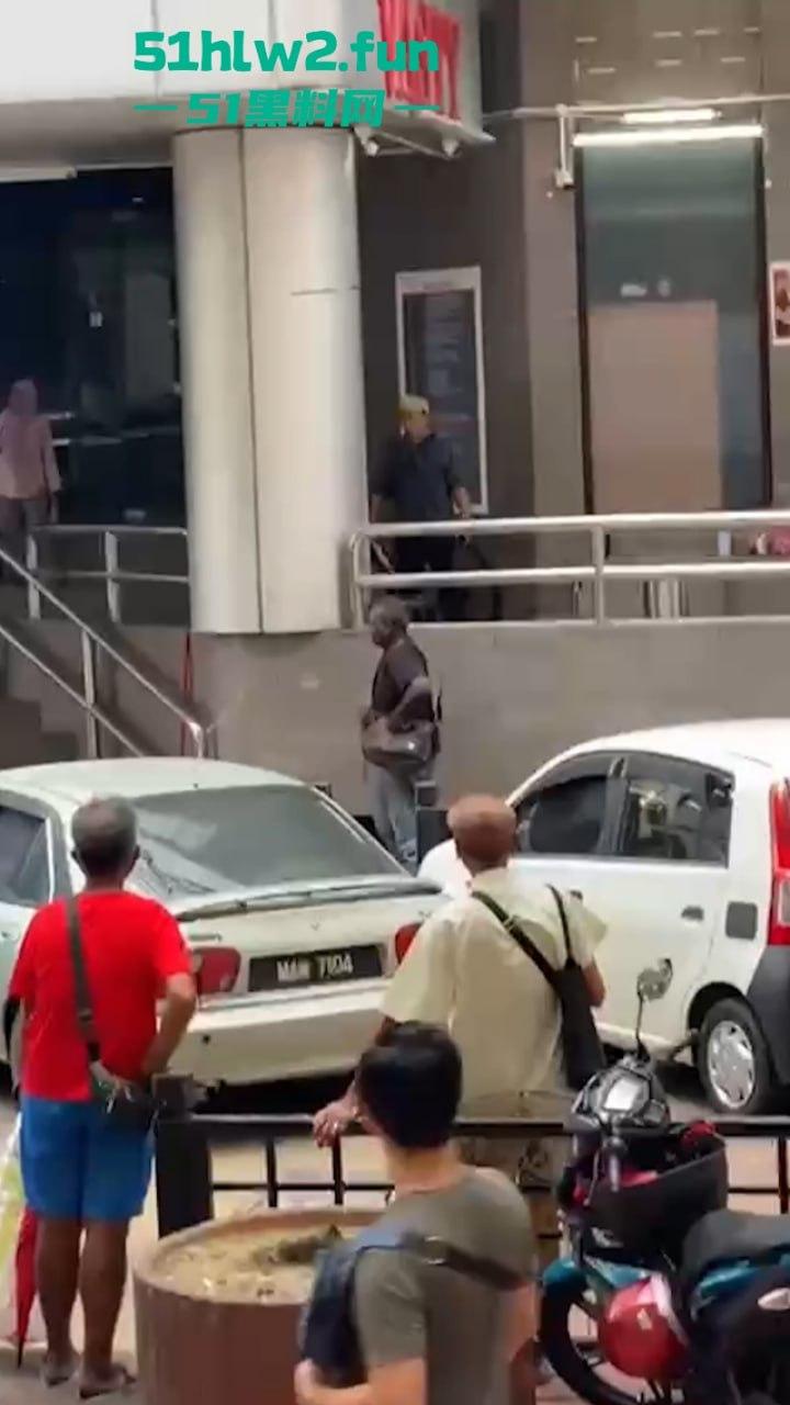 马来西亚男子酗酒吸毒恶魔buff叠满，致精神紊乱当街砍人，刺激的现场视频流出。