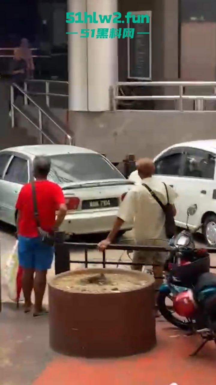 马来西亚男子酗酒吸毒恶魔buff叠满，致精神紊乱当街砍人，刺激的现场视频流出。-9