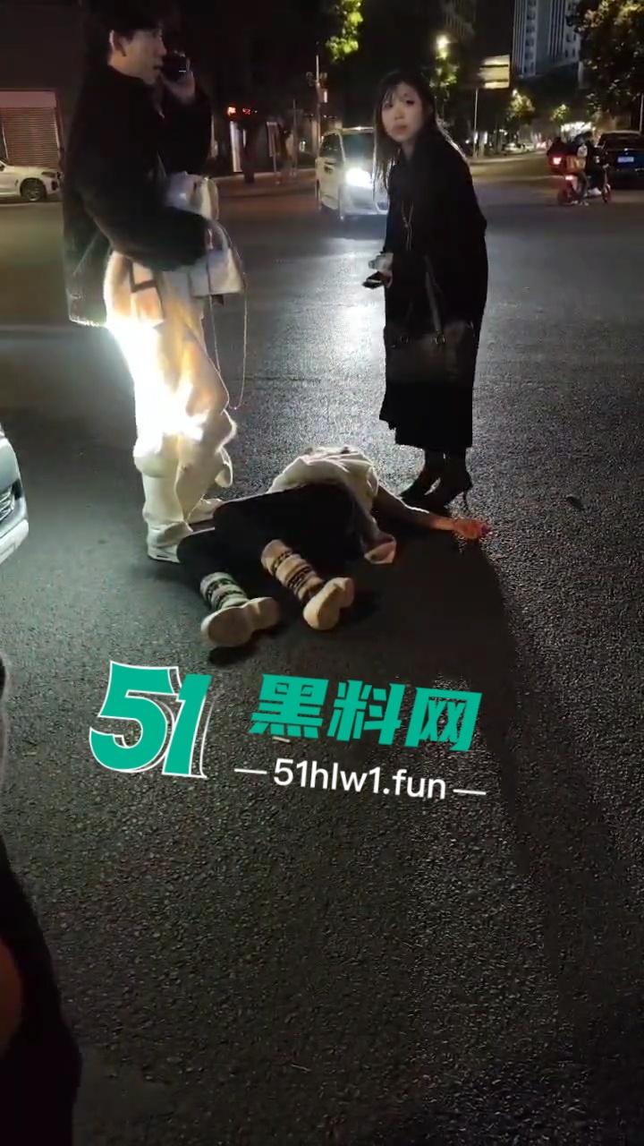提裤忘人，玩腻就滚？广州女生因男友提分手受刺激当街破防，又哭又闹还傻笑！