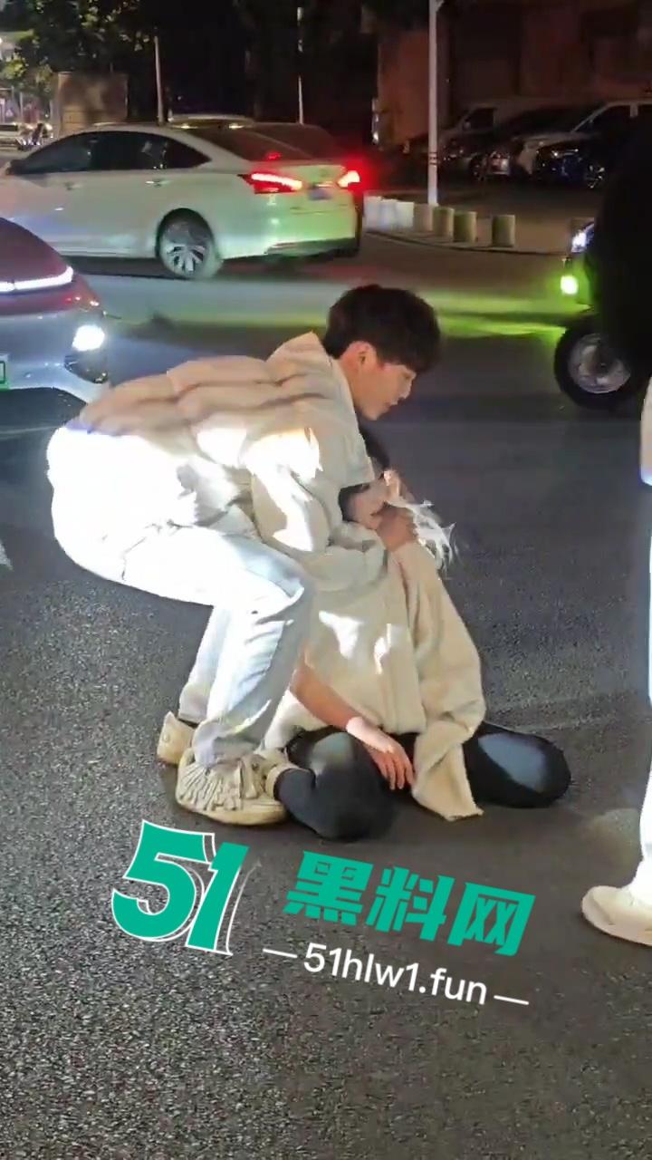 提裤忘人，玩腻就滚？广州女生因男友提分手受刺激当街破防，又哭又闹还傻笑！