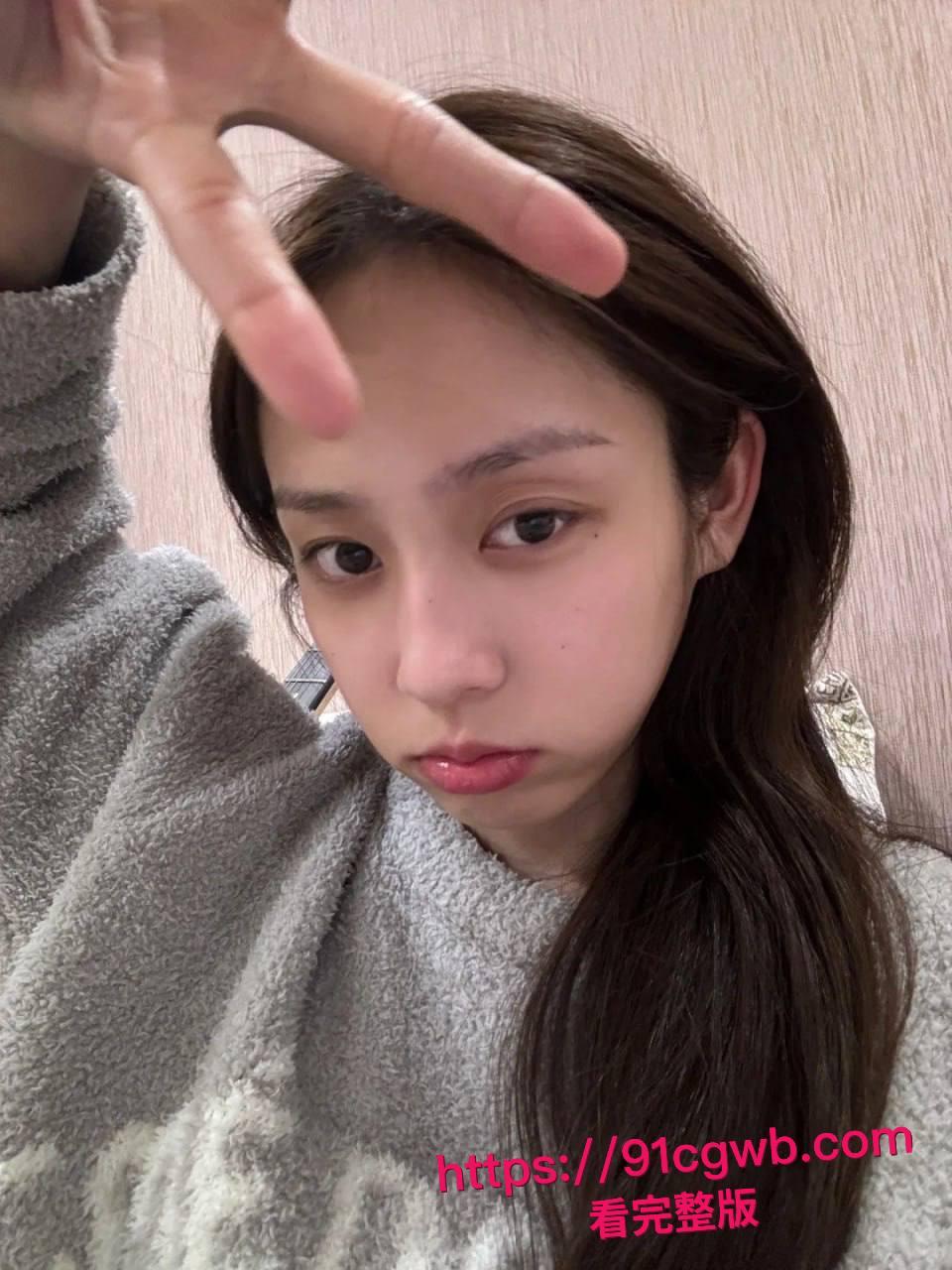 昨晚和心心念念的女神一起聚餐，趁着大家喝醉给她酒里下了点面面药，直接送她回家无套爆操！