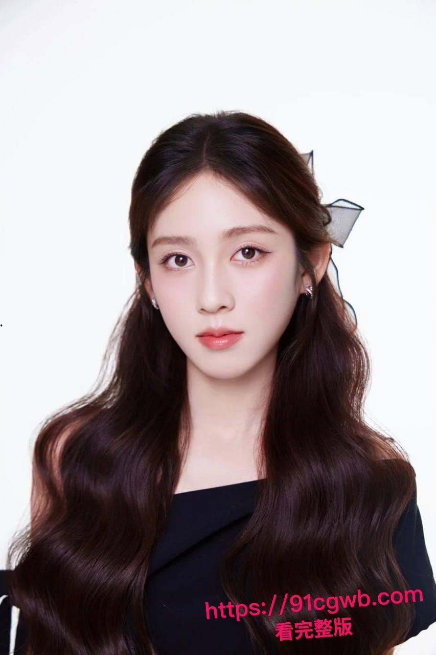 昨晚和心心念念的女神一起聚餐，趁着大家喝醉给她酒里下了点面面药，直接送她回家无套爆操！-4