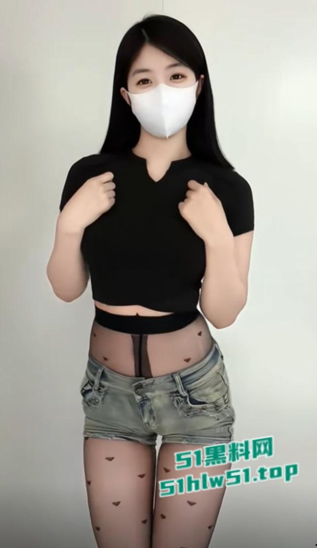 抖音30万粉网红【菜牙】伺候大哥，黑丝吊带抠逼自嗨喷水，给大哥定制福利视频，流出全网疯传！