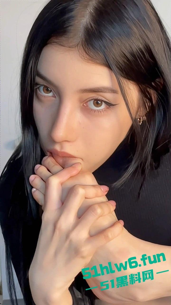 神似迪丽热巴的冷淡御姐，颜值超高的性感尤物私下确是骚母狗一只，深喉吃大屌榨精。-4