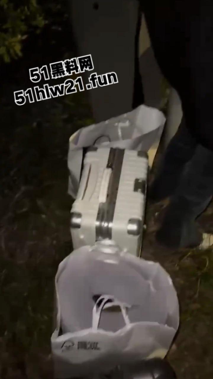 上海3人搭顺风车去江苏,半路竟被司机恶意加价,拒绝司机加价后竟被丢在高速上司机称钱没到位!-3