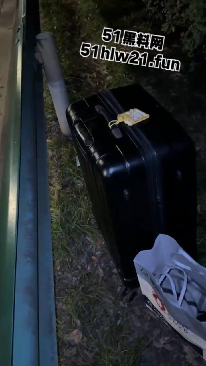 上海3人搭顺风车去江苏,半路竟被司机恶意加价,拒绝司机加价后竟被丢在高速上司机称钱没到位!-5