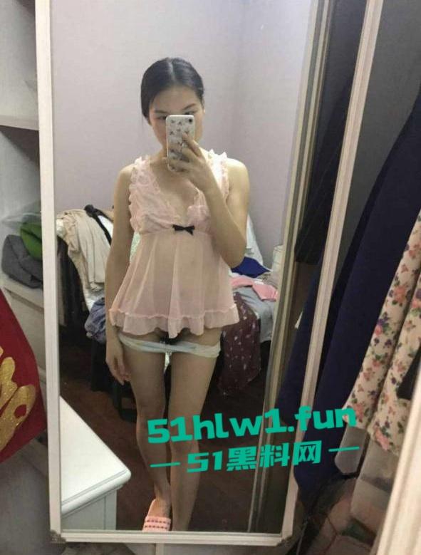 重庆反差熟女人妻【李沐嵘】与炮友的大量裸照流出，平日里贤妻良母私底下非常淫荡。-14