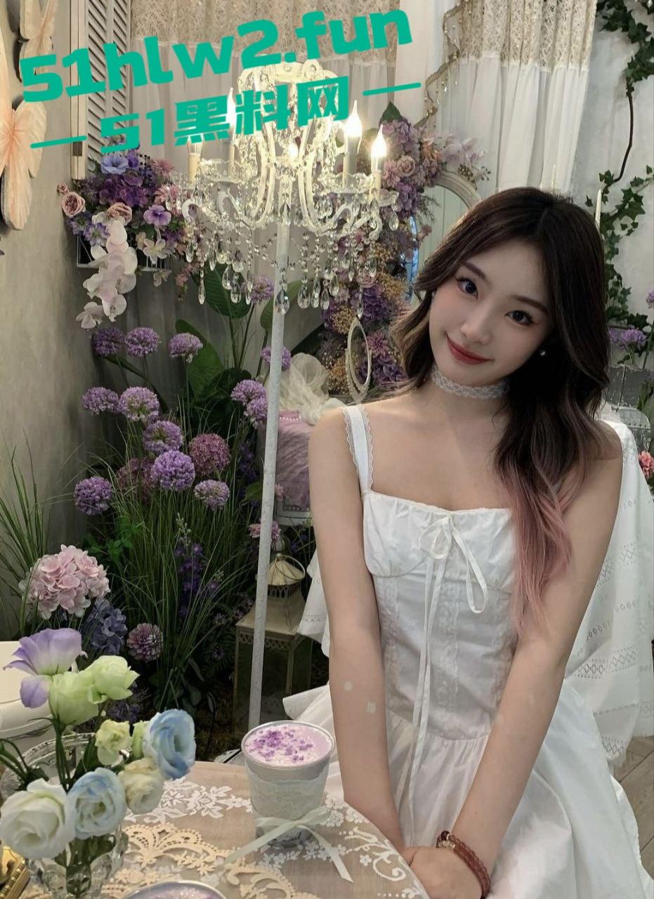 高颜值长腿学生妹，为了钱下海做伴游成金主大叔包养的金丝雀，白天仙气飘飘晚上变身母狗，忘我吃鸡骚气四溢。-2