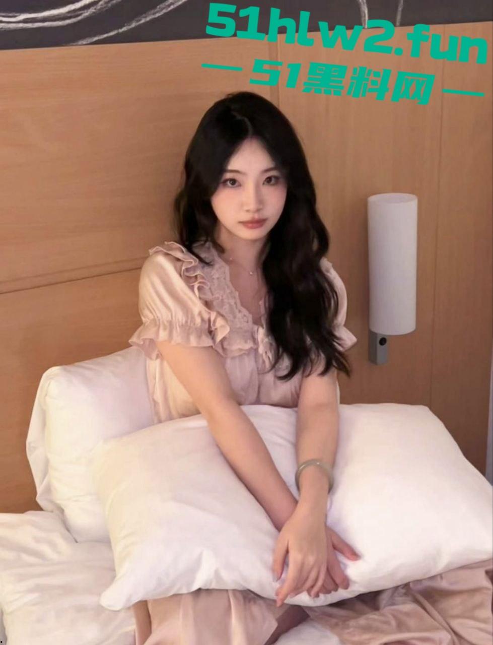 高颜值长腿学生妹，为了钱下海做伴游成金主大叔包养的金丝雀，白天仙气飘飘晚上变身母狗，忘我吃鸡骚气四溢。-3