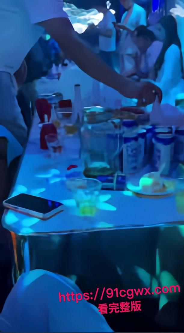 商务KTV惊现大肚孕妇站台 高颜准妈妈为奶粉钱跪舔大鸡巴被猛干骚穴,临盆肚皮颤喷奶汁浪叫成母狗!-9