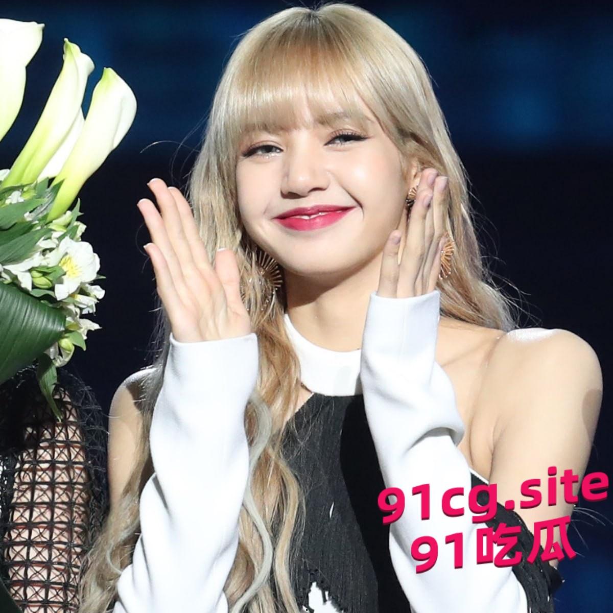 Lisa出席法国疯马秀夜总会，3天5场脱衣舞-4