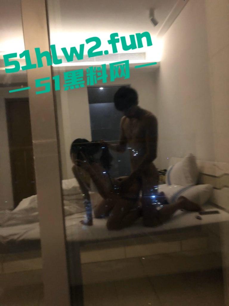 抖音网红情侣【牛逼】广西南宁帅哥美女组合，女主腿长逆天蜂腰翘臀，男友颜值帅气一身肌肉，激情做爱自拍流出！-1