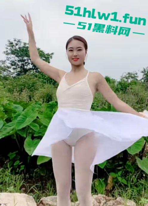 抖音小网红【屿菲】给榜一大哥定制骚视频，脱衣自慰又扭又叫，扭腰抠逼直冲镜头，骚鸡这回玩砸了！-2