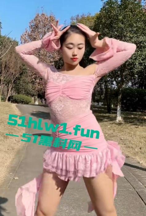 抖音小网红【屿菲】给榜一大哥定制骚视频，脱衣自慰又扭又叫，扭腰抠逼直冲镜头，骚鸡这回玩砸了！-5