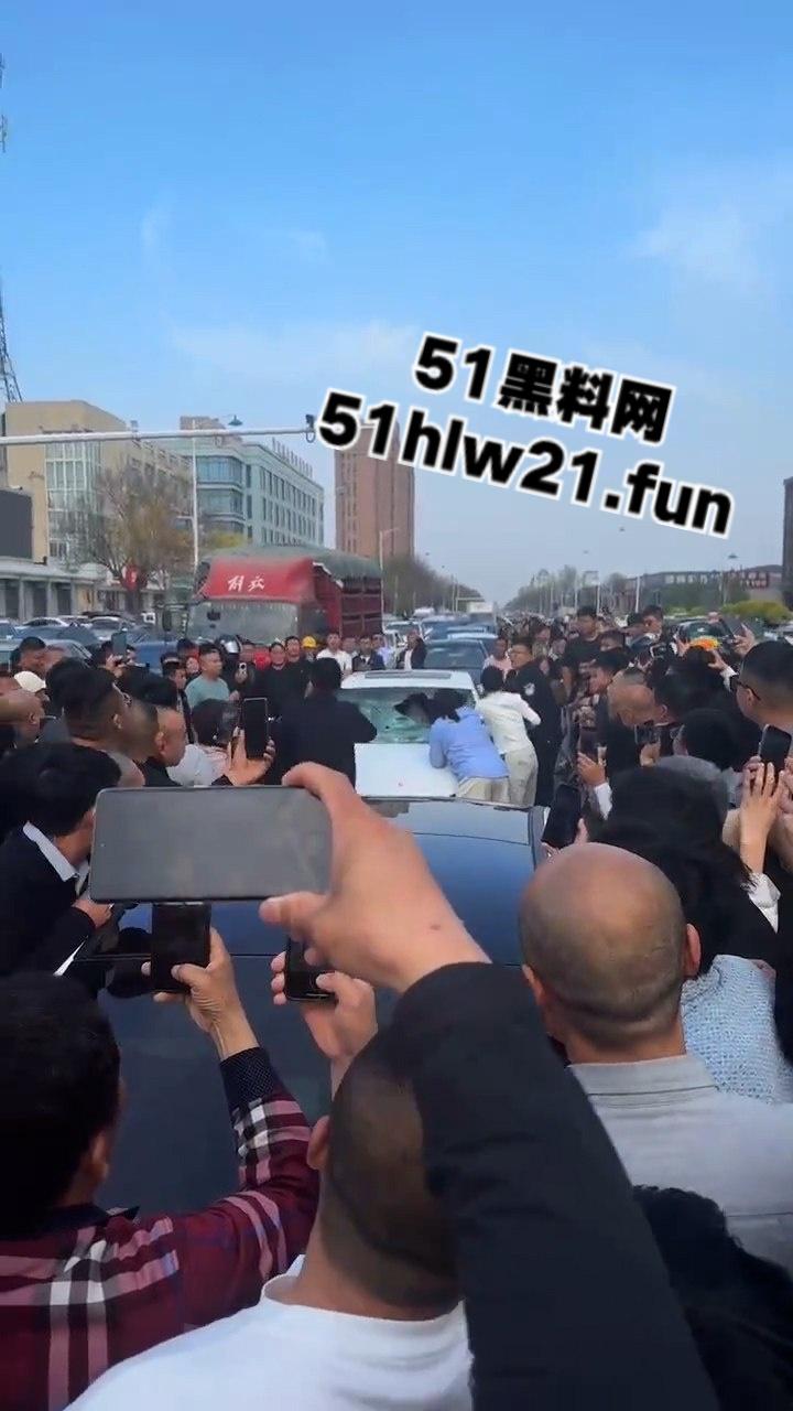 河北邢台爆发妻妾大战,原配怒砸小三车,楚楚可怜的小三被砸碎车玻璃大露骚脸!-1