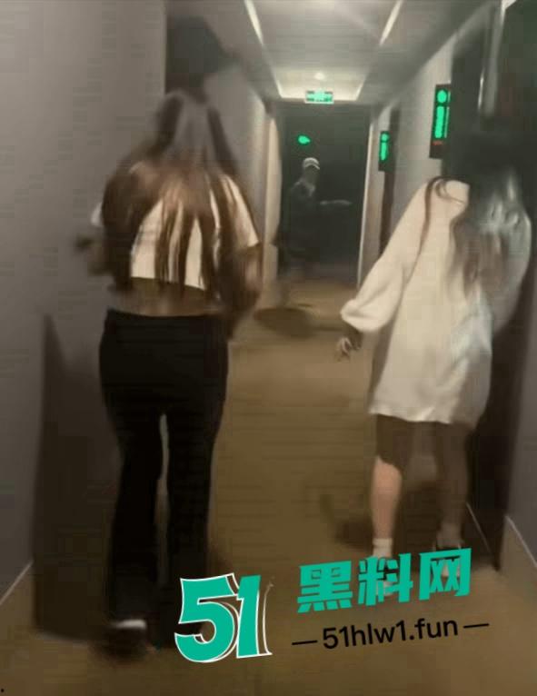 闺蜜一起住酒店惊现隔壁男女在床上打架,一直在叫爸爸求饶屁股打的啪啪响整层楼都震耳欲聋。-7