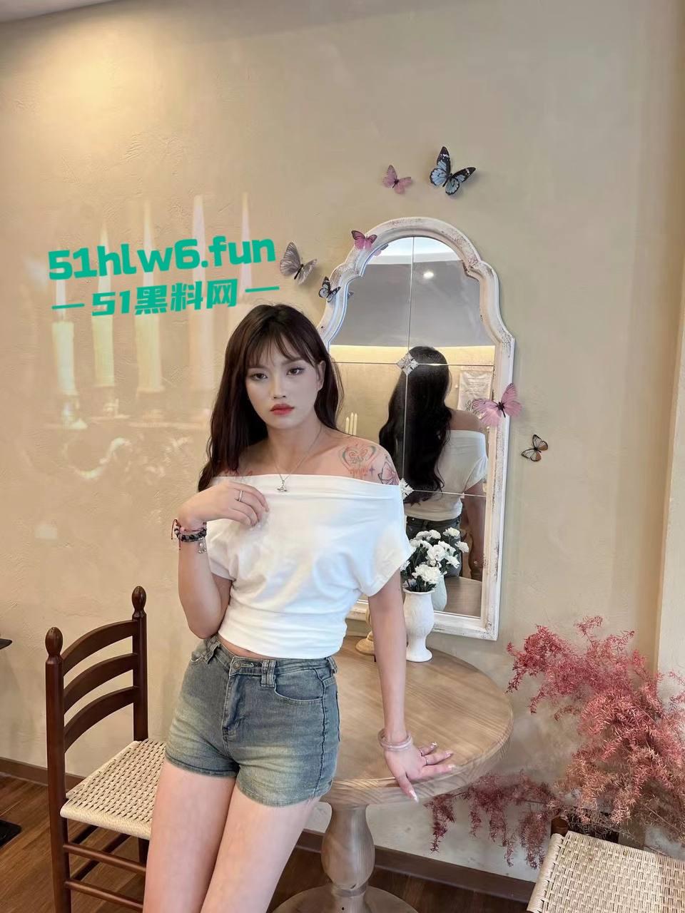 青岛反差母狗【刘子萱】175cm的极品炮架子，逆天大长腿极致性感小骚逼被男友操黑后还被曝光。-2