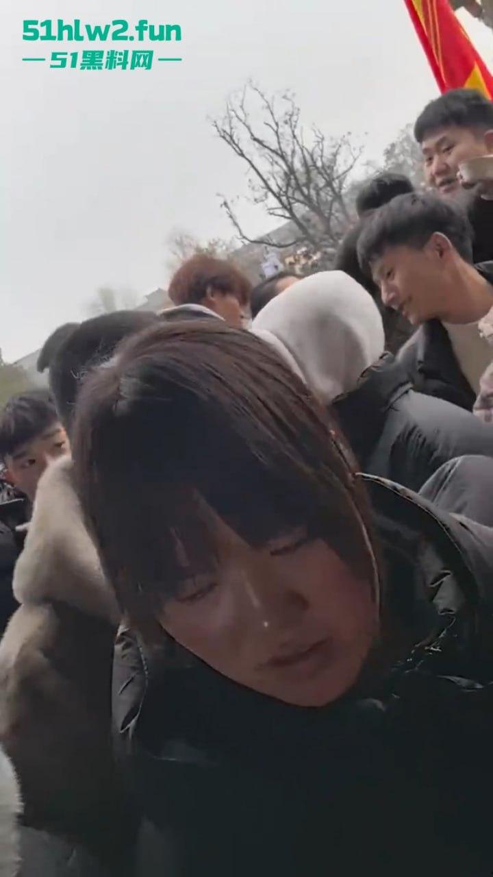 过年出游成风气,路见不平先插队!河南景区多次发生打架事件激烈打斗场面比表演还好看。-3