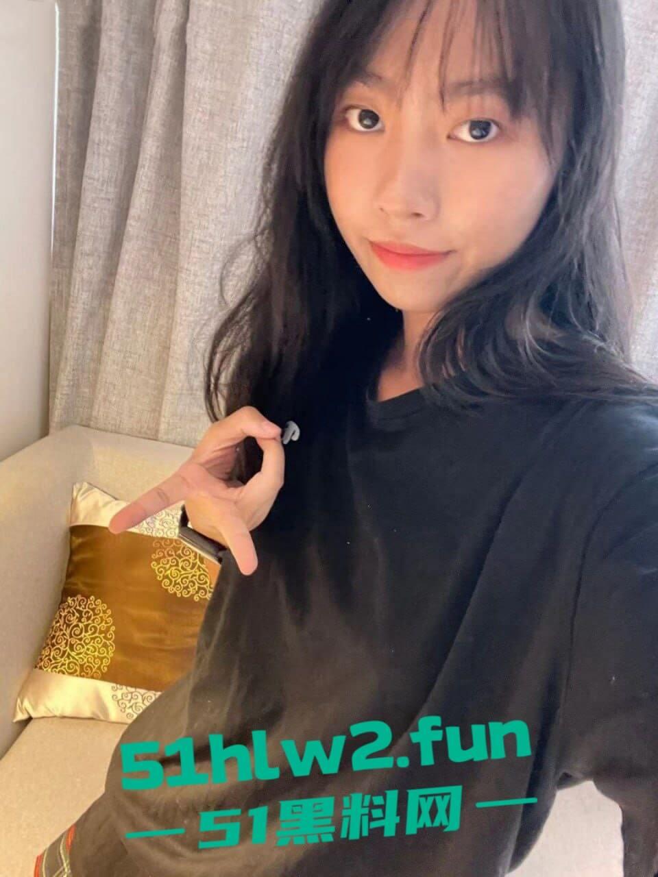 柳州学生嫩妹【叶露露】苗条身材反差萝莉，看似清纯实则骚的一批黑丝JK勾引 渴望被大鸡巴爆操。-5