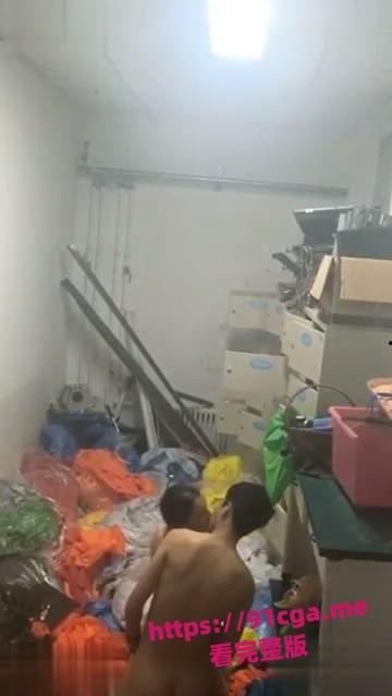 大连市第二十四中学学生仓库做爱被偷拍-1